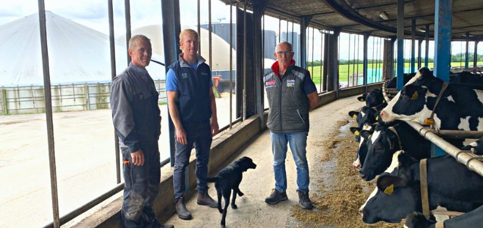 Heine, Michael og Henry Kuhr foran deres runde kvægstald